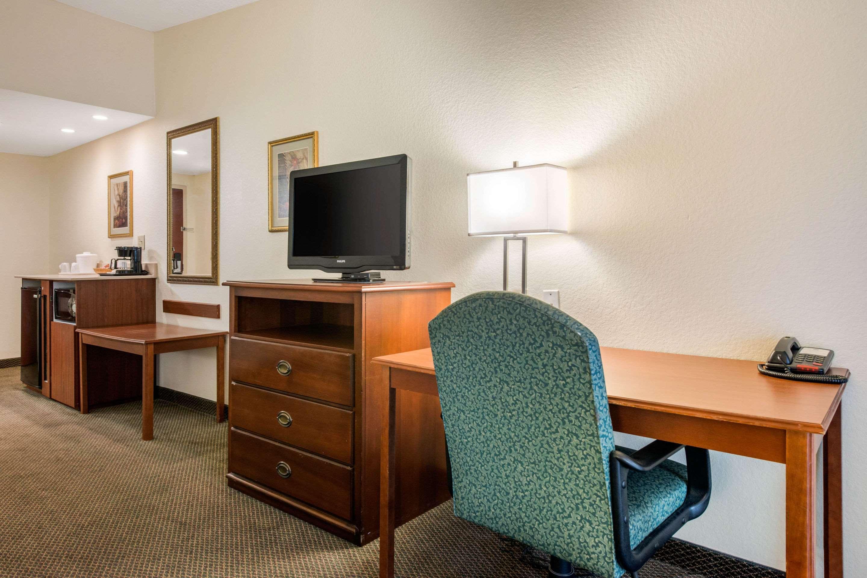 Quality Inn & Suites Tarpon Springs South Exterior photo