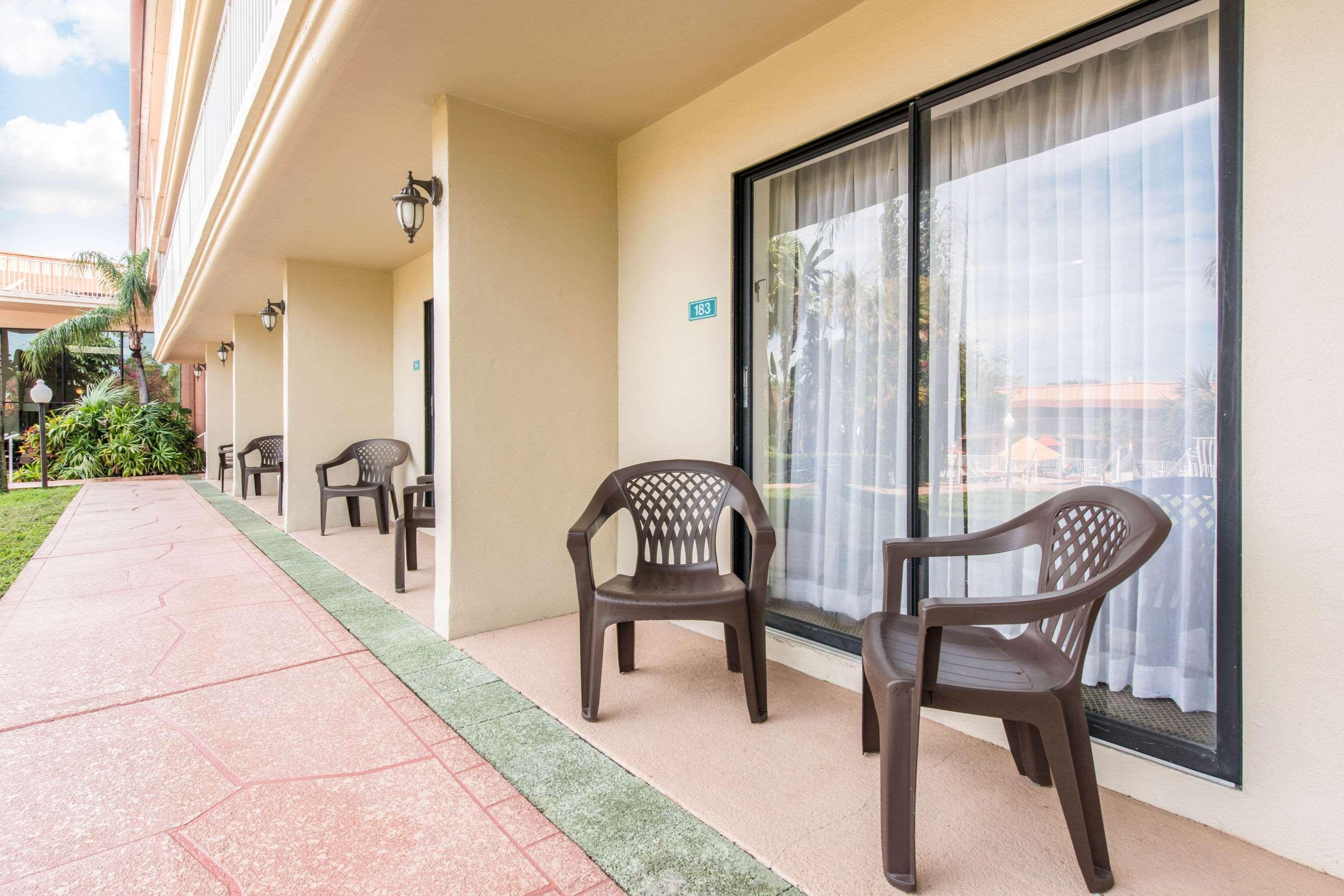 Quality Inn & Suites Tarpon Springs South Exterior photo