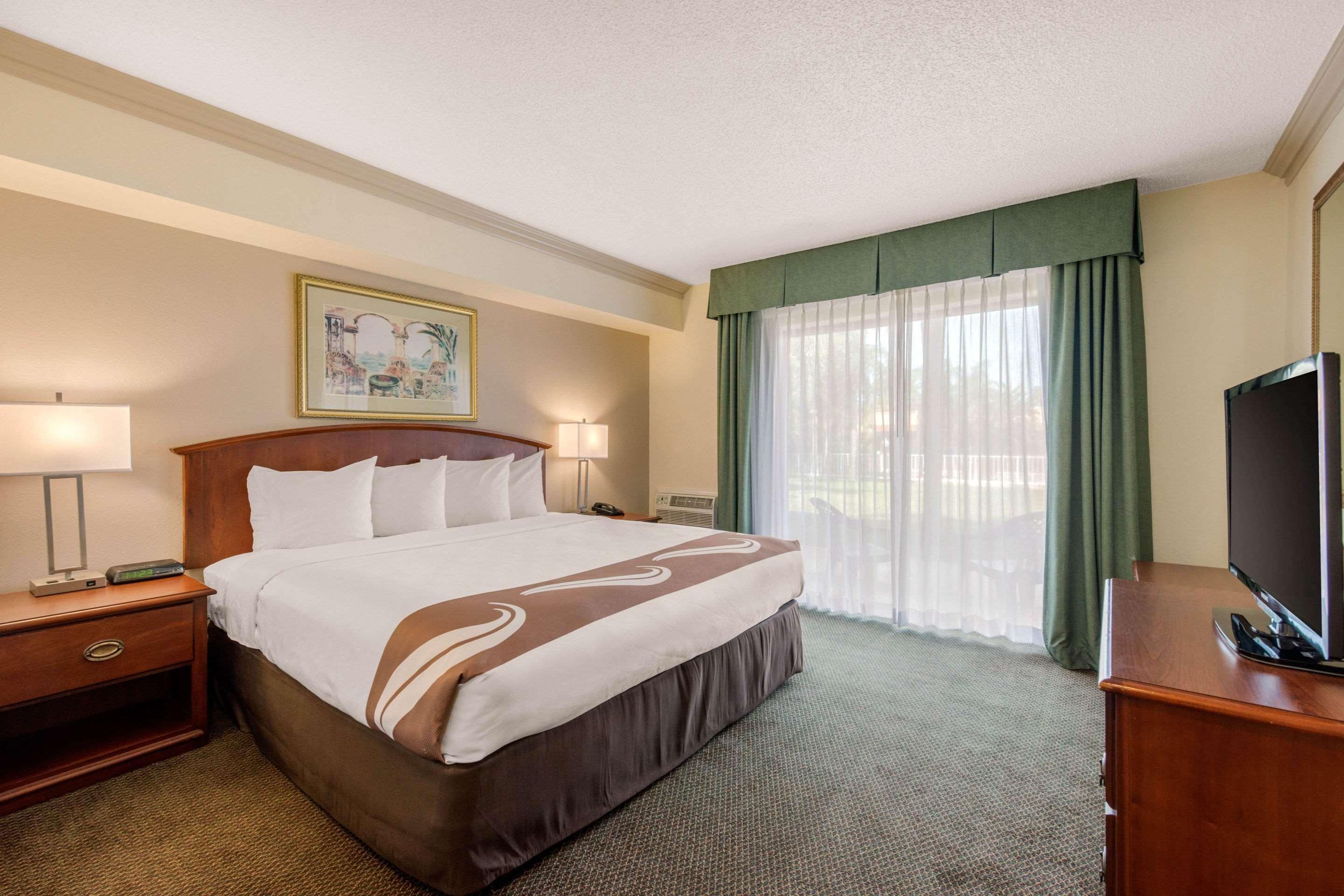 Quality Inn & Suites Tarpon Springs South Exterior photo