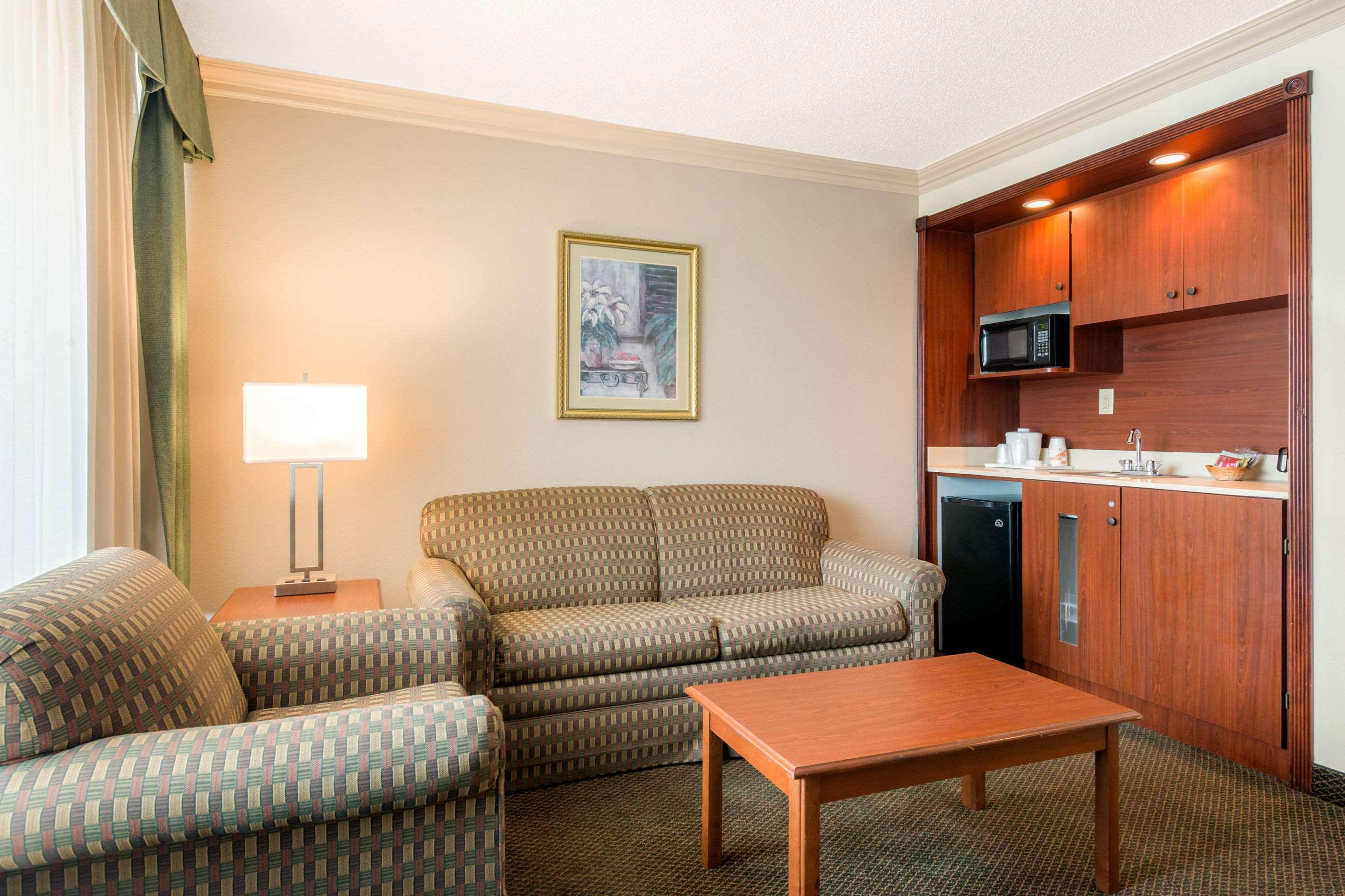 Quality Inn & Suites Tarpon Springs South Exterior photo