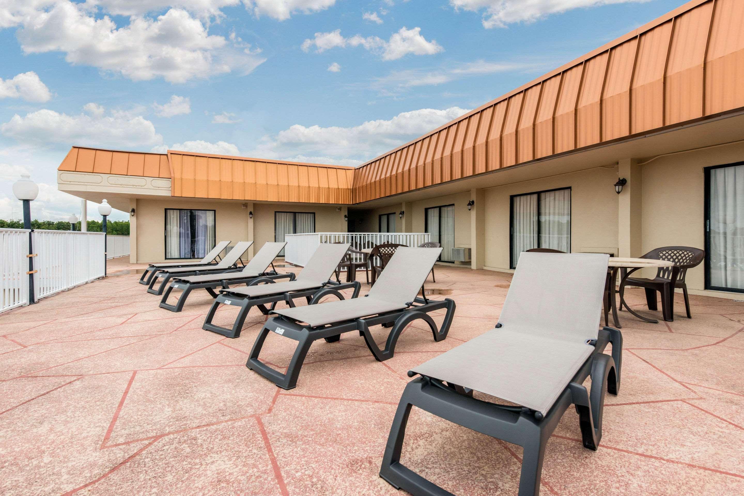 Quality Inn & Suites Tarpon Springs South Exterior photo