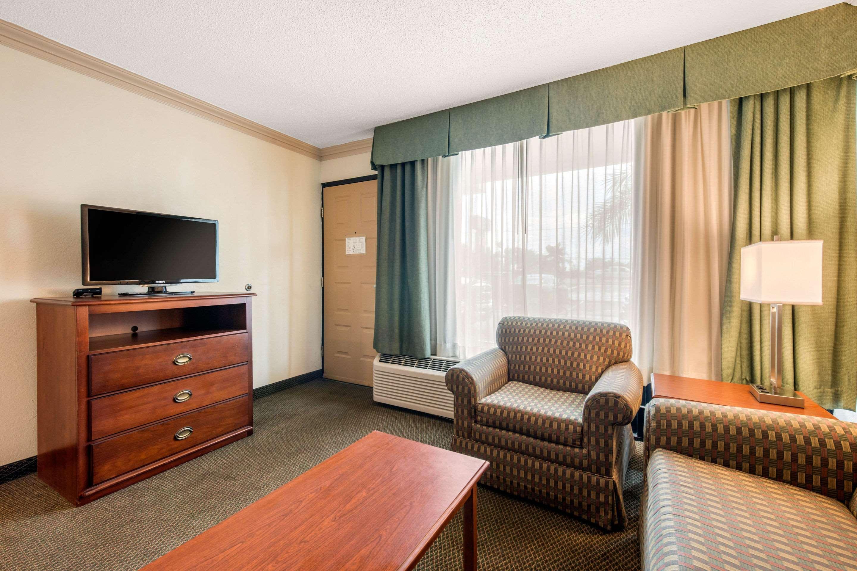 Quality Inn & Suites Tarpon Springs South Exterior photo